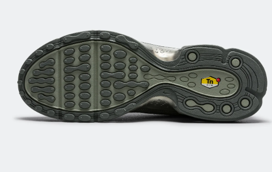 Nike Air Max Plus VII – Smokey Grey / Metallic Silver / Iron Grey (IQ0282-084)